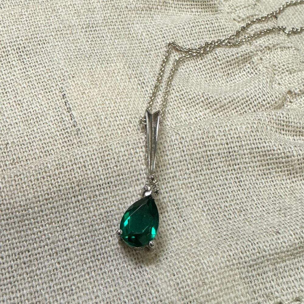 Emerald pendant necklace